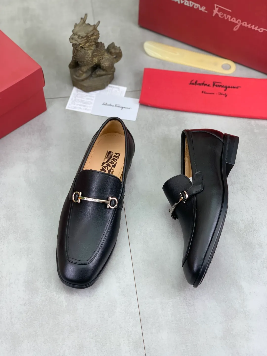 Men's Men's Shoes 💰P480💰[New Style] Water-dyed Niuli 🆘[Salvatore Ferragamo] Ferragamo's latest casual business leather shoes for men! Available at counters simultaneously! The fabric is made of specially imported original calfskin, the lining is made of imported water-dyed cowhide, and the original combination outsole is absolutely luxurious and leads the fashion trend. Matching code: 38-45; 4️⃣ colors available